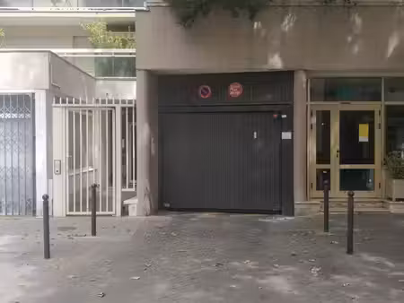place de parking couverte  quartier des grandes carrières