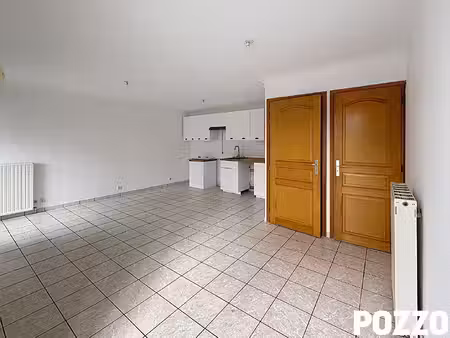 vire : maison mitoyenne t5 (96 m²) à louer