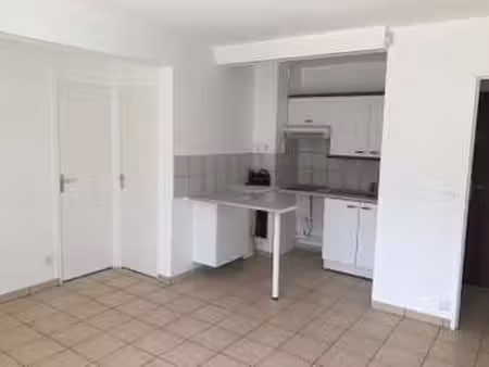 location appartement 2 pièces à courseulles-sur-mer (14470) : à louer 2 pièces / 33m² cour