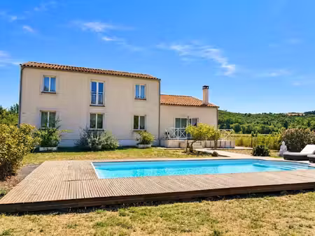 maison familiale avec piscine et vues sur la campagne