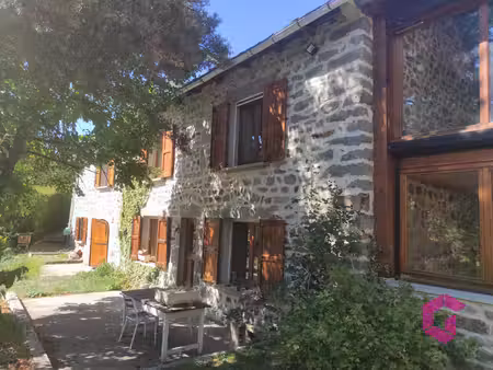 ancienne ferme en pierres rénovée sur grand terrain.