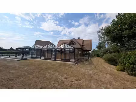 trés belle propriété avec piscine couverte sur le secteur de