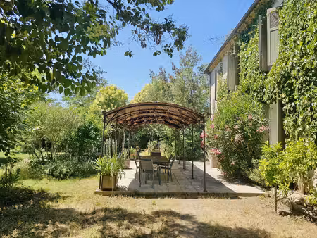authentique mas en pierre avec atelier d'art de caractère si