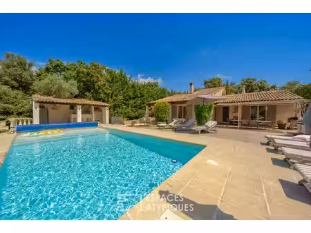 villa provençale avec piscine et deux tiny houses