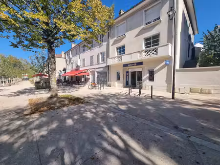 local commercial en plein cv de pau