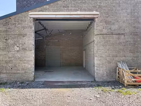 grand entrepôt  d'une superficie d'environ 140 m² - marloie