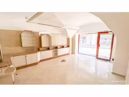 local commercial 66m² avec stationnement dédié  arrière-boutique et chambre froide  idéal 