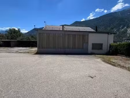 ensemble immobilier – 4 appartements + hangar 250 m² + garages – 3 300 m² 5 000