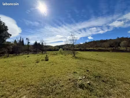 terrain 880 m² feuilla