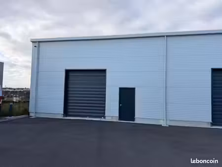 location entrepôts / activités 208m²