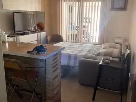 studio à vendre avec véranda aménagée et grand box