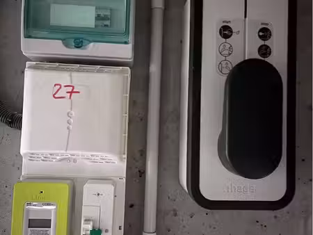 box avec borne de recharge  parking sécurisé