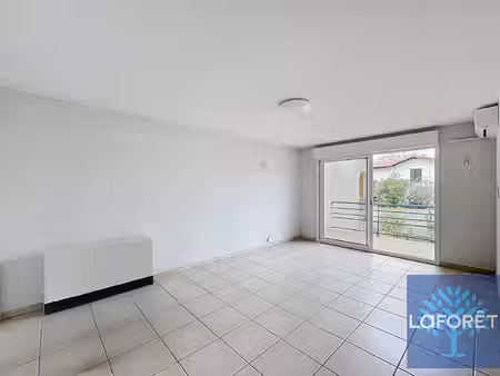 un appartement au calme  avec balcon et parking souterrain  à dax.