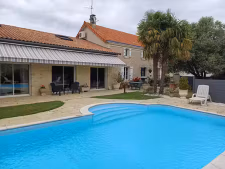maison de charme avec piscine à la faye