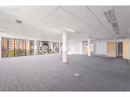 bureaux 823 m²