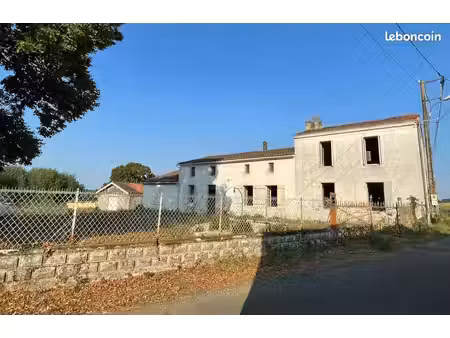 grande maison charentaise à rénover 360 m² – terrain 2 000 m² – potentiel 2 logements / gî