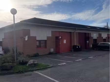 dépôt 160 m² + mezzanine – 4 parkings – emplacement premium
