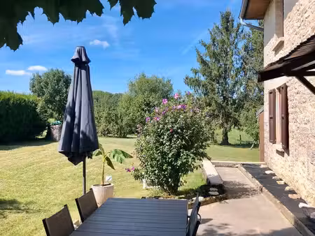 grande maison en pierre dans environnement calme