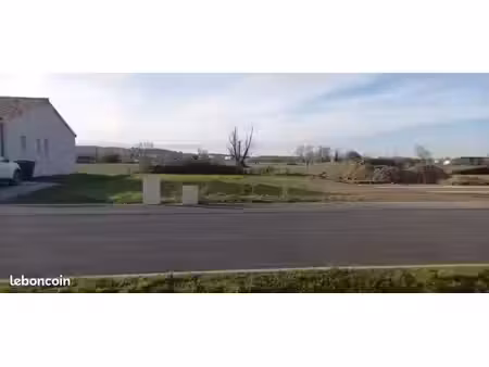 revel 31250  terrain plat et viabilisé de 583 m²