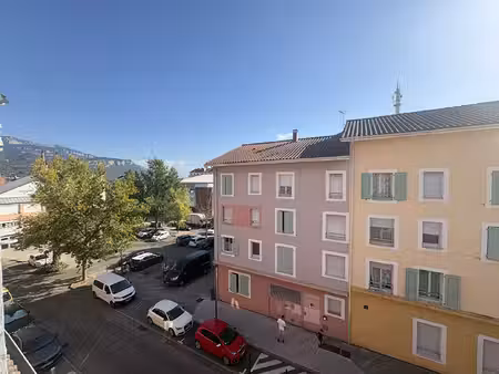 voiron - appartement 3 pièces + cuisine avec combles