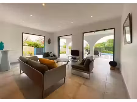 location meublée maison 4 pièces 183 m² à le diamant (97223)  3 100 €