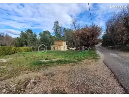 terrain 1 800 m² callian