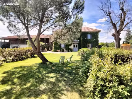 maison d'artiste avec grand jardin luxuriante