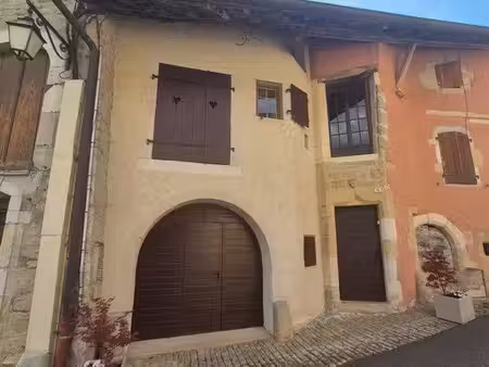 jolie maison typique dans le village touristique de mouthier hautepierre