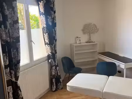 bureau dans maison dédiée au bien être et à la santé