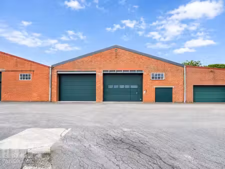 functioneel magazijn van 860 m² met 2 sectionale poorten