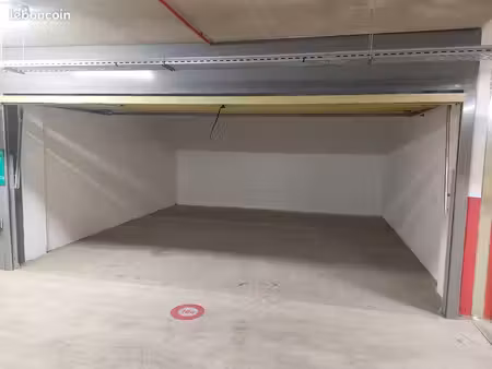 garage double fermé sécurisé 24.5 m²