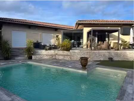 villa 5 pièces de 170 m2 sur 840 m2