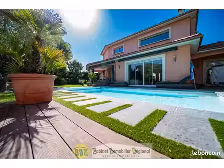 villa 7 pièces 230 m²