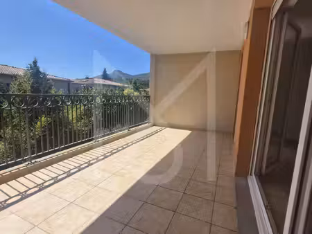 appartement t3 avec 1 garage fermé et 1 parking privé dans l