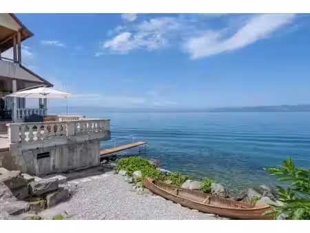 maison pied dans l'eau avec plage privée  ponton et garage à b