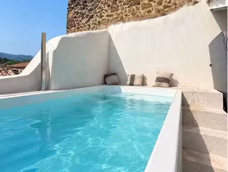 maison de village avec 2 entrées indépendantes  terrasse et piscine