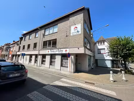 rez-de-chaussée commercial à louer avant l'éclise. 120 m²