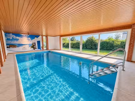 maison 2/3 chambres avec piscine intérieure et jardin