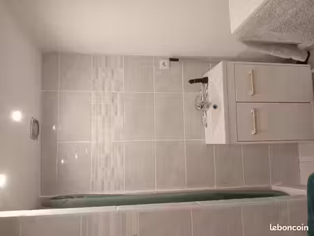 loue studio 1 piece principale 10 m2 salle de bain détachée dans le couloir dans une maiso