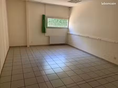 loue bâtiment aménagé en bureaux
