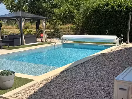 adorable petite maison indépendante rénovée  climatisée  avec grand terrain plat  piscine 