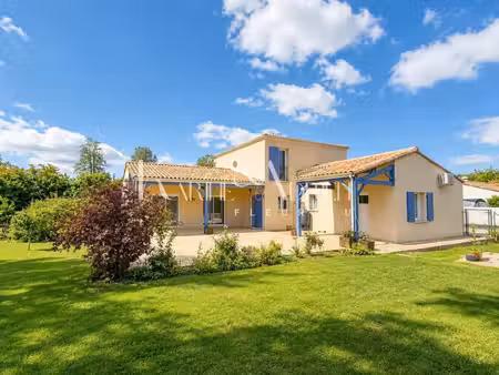 villa avec vie de plain-pied  jardin et double garage