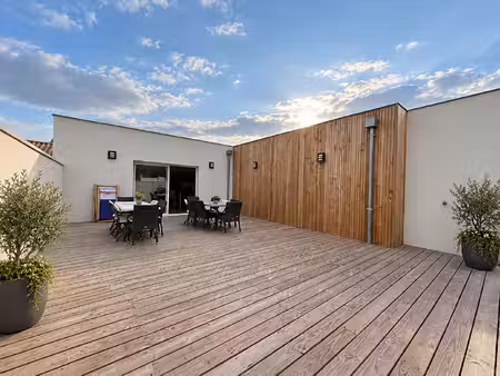 quartier résidentiel - maison neuve de trois pièces avec grande terrasse bois