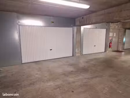 grand garage en sous-sol
