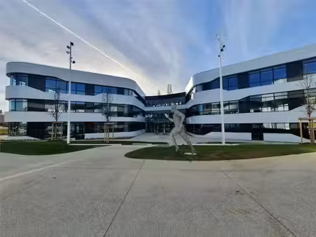 location bureaux champagne-au-mont-d’or 69410 244m² à 2740m²