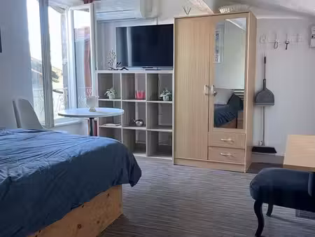 studio entièrement équipé eau et électricité compris