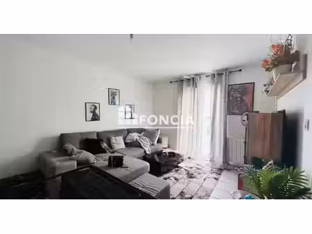 appartement t2 de 27 m² à buxerolles secteur les bizais avec parking extérieur