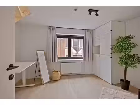 volledig gerenoveerde en gemeubelde studentenkamers met privé-sanitair.