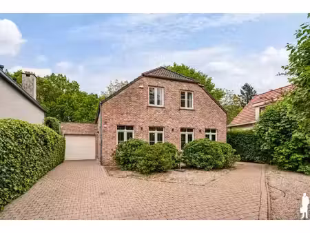 verrassend ruime instapklare woning (2000) met prachtige  groene tuin met volwassen bomen 
