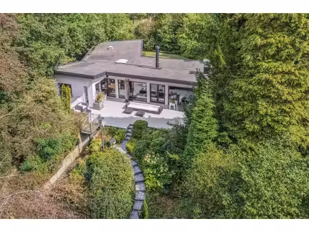 modernistische villa op 9.957 m² met veel privacy